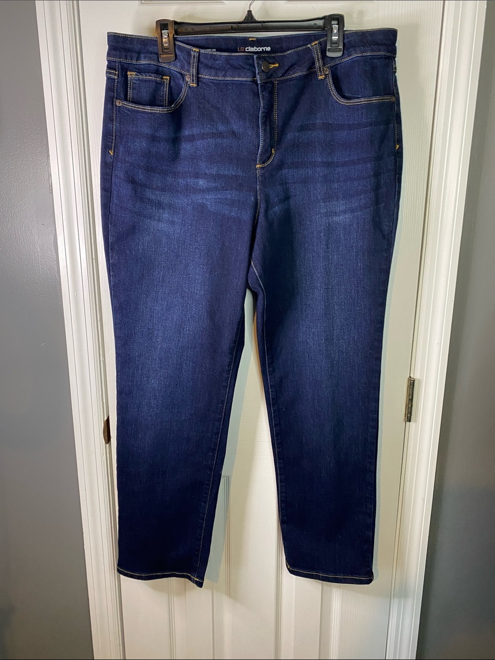 Liz Claiborne Women’s Indigo Slim Straight JeansSize16.